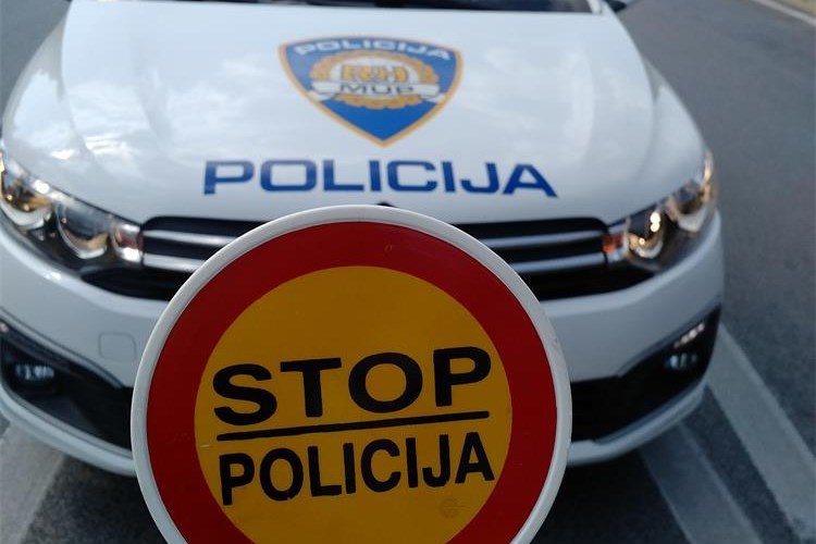 Slika /PU_VP/Slike_Vijesti/policijski auto i palica.jpg